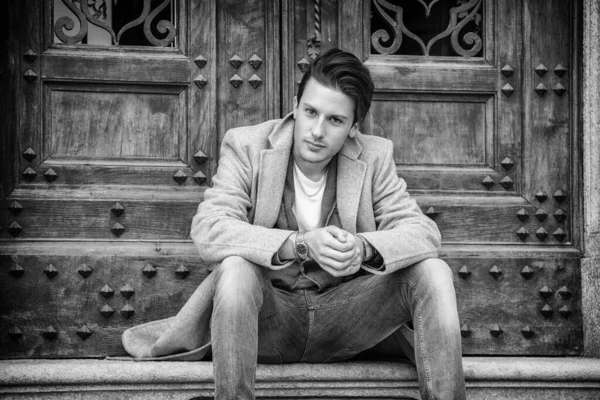 Zarif çekici genç açık giyen yün ceket, Avrupa şehri adam