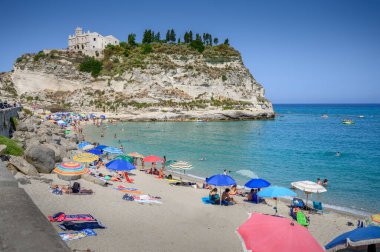 Tropea 'da Santa Maria dell' Isola mabedi ile ünlü plaj (Calabria, İtalya)