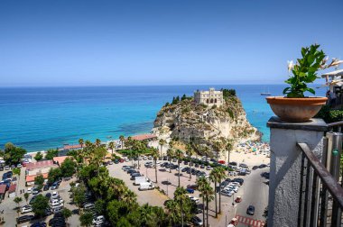 Tropea (Calabria, İtalya) şehir duvarlarından Santa Maria dell 'Isola' nın mabedine bakınız.)