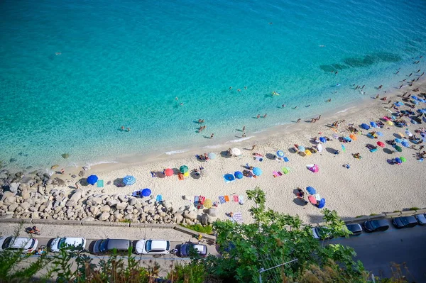 Uitzicht Het Beroemde Strand Met Kleurrijke Parasols Tropea Calabrië Italië — Stockfoto
