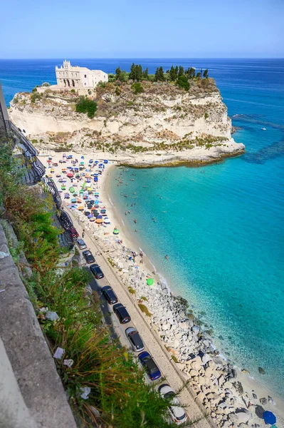 トロピーのサンタ マリア イゾラ教会の下で有名なビーチ カラブリア イタリア ロイヤリティフリーのストック画像