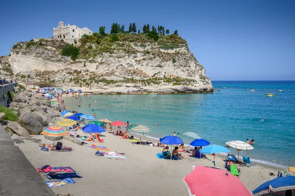 トロピーのサンタ マリア イゾラの聖域を持つ有名なビーチ カラブリア イタリア ストック画像