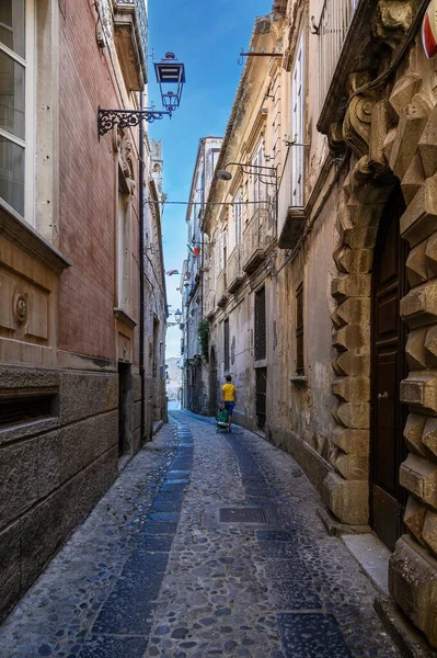 トロピーの街の狭い通り カラブリア イタリア ストック画像