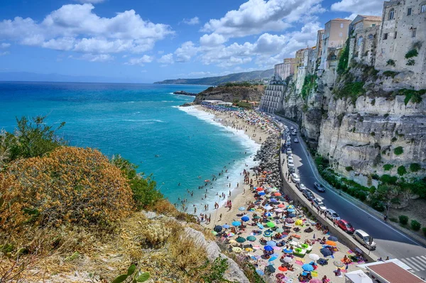 Gente Disfrutando Día Verano Famosa Playa Tropea Calabria Italia Imagen De Stock