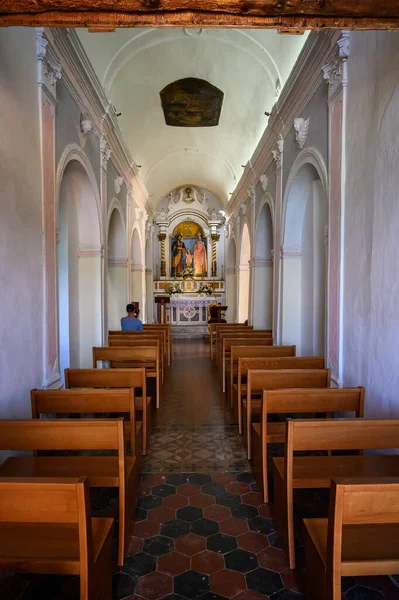トロピーのサンタ マリア イゾラ教会の内部 カラブリア イタリア ストック写真