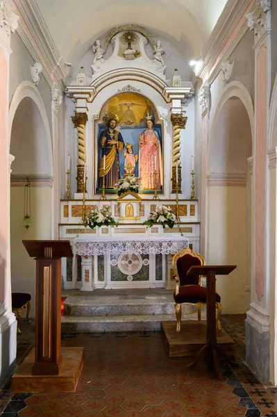 トロピーのサンタ マリア イゾラ教会の祭壇 カラブリア イタリア ロイヤリティフリーのストック画像