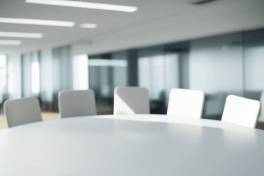 Boş bir konferans odasının içi bulanık. İş konsepti için çok uygun. Bilgisayar tarafından oluşturulan resim