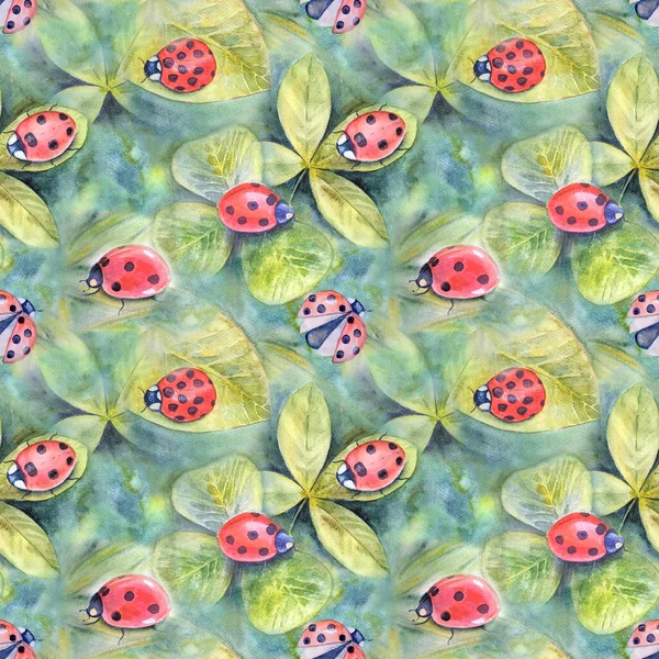カラフルなテントウムシ 草原のハーブ 緑とシームレスな水彩植物夏のパターン 水の色の手の植物の質感を描いた ファブリックデザイン 包装紙のための明るいプリント — ストック写真