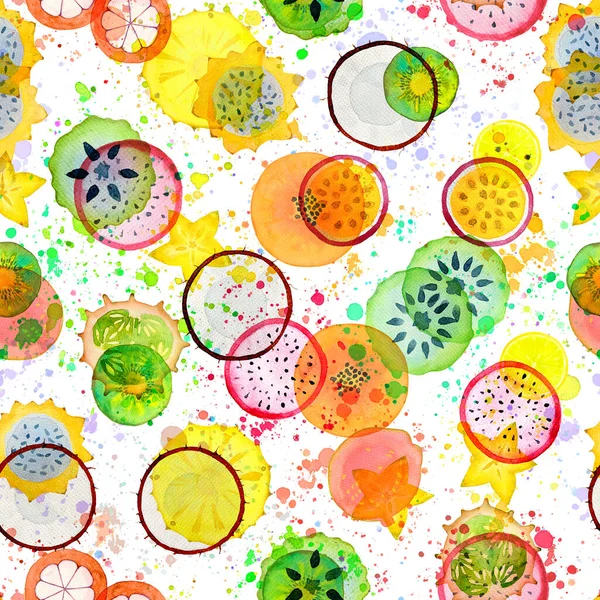 エキゾチックなトロピカルフルーツスライスとシームレスなパターン 斑点のあるカラフルな背景に水彩手描きイラスト 水の色明るい夏の装飾 包装紙に印刷 — ストック写真