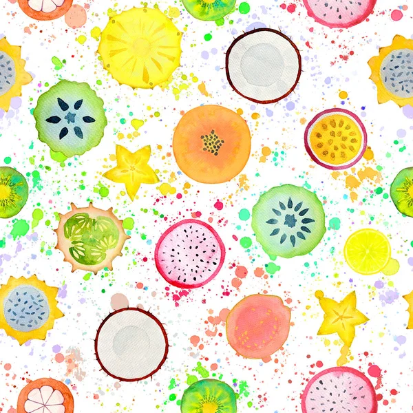 エキゾチックなトロピカルフルーツスライスとシームレスなパターン カラースプラッシュの背景に水彩手描きイラスト 水の色明るい夏の装飾 包装紙に印刷 — ストック写真