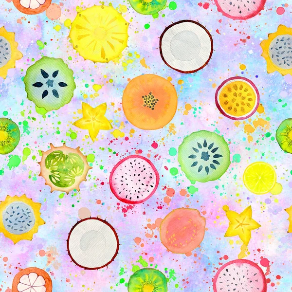 エキゾチックなトロピカルフルーツスライスとシームレスなパターン 斑点のあるカラフルな背景に水彩手描きイラスト 水彩夏の装飾 包装紙に印刷 — ストック写真