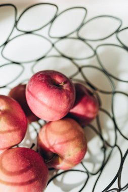 Beyaz masa arka planında kasede taze erikler, üst manzara, düz yatış. organik gıda kavramı