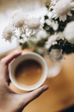 Masasında güzel bir çay olan beyaz bardak.