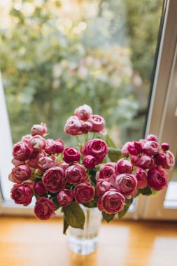 Şeffaf bir kavanozda kırmızı güller.