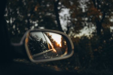 Arkaplanı bulanık bir arabanın yakın plan çekimi.