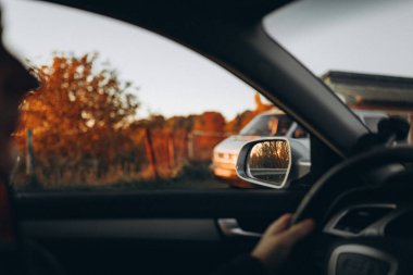 Genç adam araba kullanıyor.