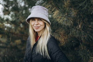 Sonbahar ormanı sonbahar mevsiminde gülümseyen sarışın genç kadının portresi.