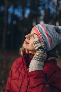 Dağlarda atkısı olan şapkalı bir kadın. yüksek kaliteli fotoğraf