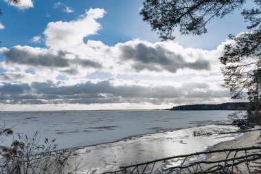 Kışın donmuş nehir