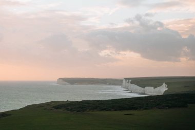 Seven Sisters tebeşir kayalıklarının üzerindeki patikadan, doğu Sussex, İngiltere 'nin güney sahilindeki en uzun gelişmemiş kıyı şeritlerinden birine mavi saatte bakın..