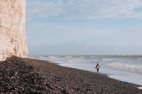 Seven Sisters Великобритания Октября 2022 Года Серфер Доской Прогуливающийся Пляжу — стоковое фото