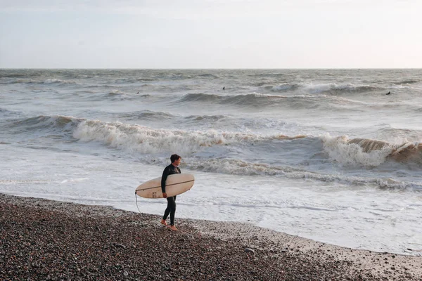 Seven Sisters Października 2022 Surfer Deską Spacerującą Plaży Przy Klifach — Zdjęcie stockowe