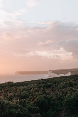 Seven Sisters tebeşir kayalıkları üzerindeki güneş ışığı güney kıyısındaki en uzun gelişmemiş kıyı şeritlerinden biri, Doğu Sussex, İngiltere.