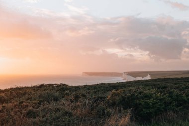 Seven Sisters tebeşir kayalıkları üzerindeki güneş ışığı güney kıyısındaki en uzun gelişmemiş kıyı şeritlerinden biri, Doğu Sussex, İngiltere.