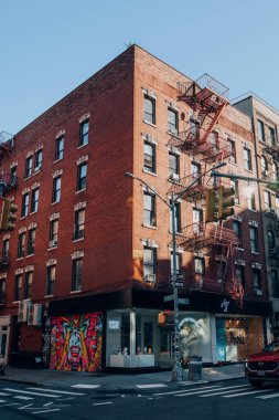 New York, ABD - 21 Kasım 2022: Elizabeth Caddesi ve Nolita 'daki Prince Caddesi kavşağı, Manhattan' ın mağazaları ve restoranlarıyla ünlü büyüleyici ve lüks bir bölge.