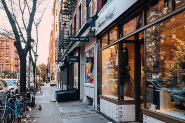 New York, ABD - 21 Kasım 2022: Nolita 'daki Elizabeth Caddesi' ndeki mağazalar, Manhattan 'ın mağazaları ve restoranları ile ünlü büyüleyici ve lüks bir bölge..