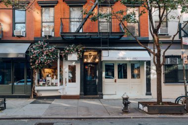 New York, ABD - 21 Kasım 2022: Nolita 'daki Elizabeth Caddesi' ndeki mağazalar, Manhattan 'ın mağazaları ve restoranları ile ünlü büyüleyici ve lüks bir bölge..