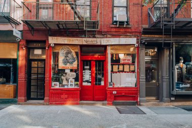 New York, ABD - 21 Kasım 2022: Nolita 'daki Elizabeth Caddesi' ndeki Arnavut Et ve Kümes hayvanları kasabı, Manhattan 'ın dükkan ve restoranları ile ünlü büyüleyici ve lüks bir bölge..