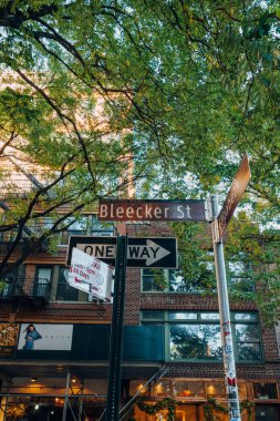 New York, ABD - Kasım 2021, 2022: Bleecker Caddesi 'ndeki bir sokak isminin alçak açılı görüntüsü, şehrin en ünlü sokaklarından biri..