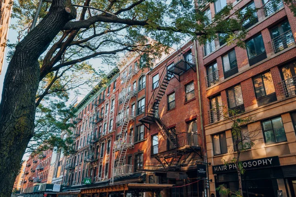 2022年11月21日 美国纽约 纽约一个典型的红砖公寓楼的立面 该公寓楼以其商店和餐馆而闻名 位于曼哈顿一个迷人的高档区域Nolita — 图库照片