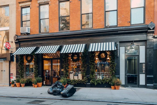 2022年11月21日 美国纽约州诺里塔市伊丽莎白街 Elizabeth Street 的喜庆装饰塞萨内 Sezane 这是曼哈顿一个以其商店和餐馆而闻名的迷人高档地区 — 图库照片