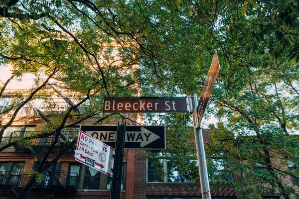美国纽约州 2021年11月 城市最有名的街道之一 Bleecker街上街道名称标识的低角度视图 — 图库照片