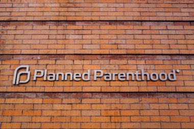 New York, ABD - 21 Kasım 2022: ABD 'de ve küresel çapta üreme sağlığı hizmetleri sunan kâr amacı gütmeyen bir kuruluş olan Planned Parenthood' un dışındakiler.