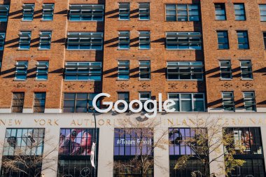 New York, ABD - 21 Kasım 2022: Chelsea 'deki Google ofislerinin girişinde isim işareti. 111. Cadde 'de, eskiden Union lnland Terminali # 1 ve Liman İdaresi Binası olarak biliniyor..