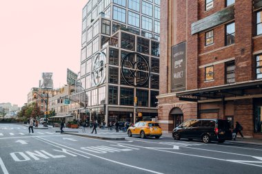 New York, ABD - 21 Kasım 2022: Chelsea Market 'in önündeki 9. Cadde manzarası, bir gıda salonu, alışveriş merkezi, ofis binası ve Manhattan' da bulunan televizyon üretim tesisi.