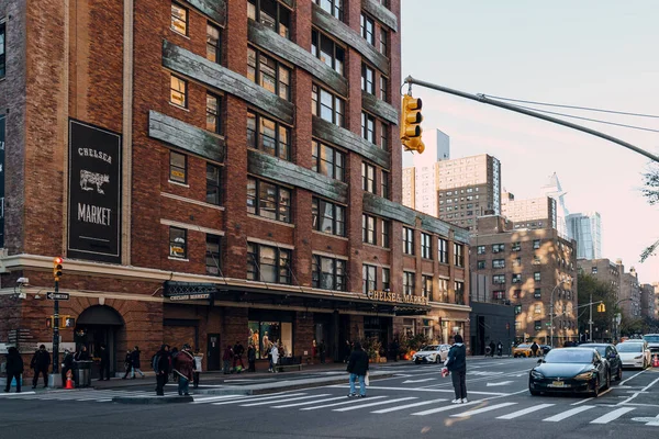 Нью Йорк Сша Листопада 2022 Люди Перетинають Авеню Перед Ринком — стокове фото