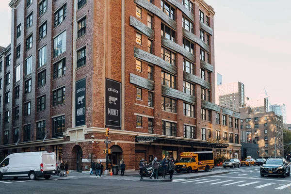 Нью Йорк Сша Листопада 2022 Люди Перетинають Авеню Перед Ринком — стокове фото