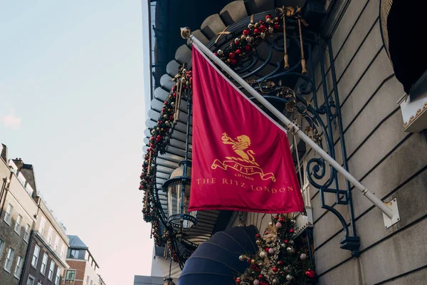 ロンドン 2022年12月26日 ロンドンで最も象徴的なホテルであるザ リッツの入り口のポールに旗を掲揚 — ストック写真