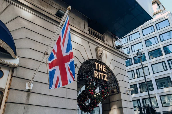 英国伦敦 2022年12月26日 在伦敦最具标志性的酒店丽兹酒店外 在一根杆子上的欧盟杰克旗旁边签名 — 图库照片
