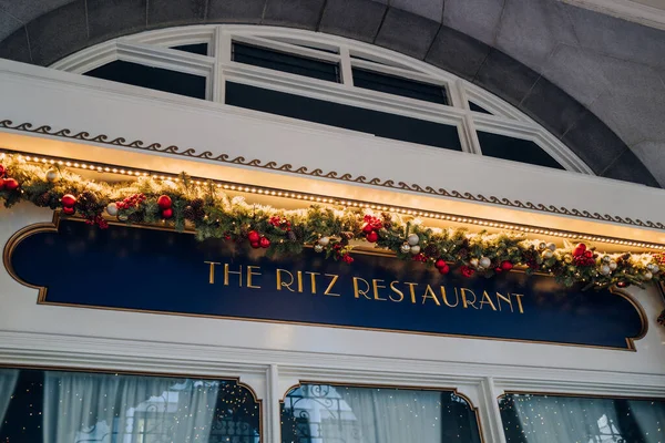 Londra Ngiltere Aralık 2022 Ritz Restoranı Nın Dışındaki Gösterişli Tabela — Stok fotoğraf