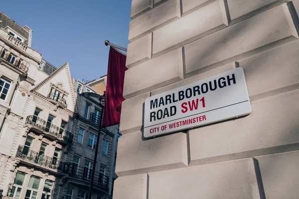 Londra, İngiltere - 26 Aralık 2022: Westminster City 'deki Marlborough Yolu' nda bir duvarda sokak isminin yazılı olduğu tabela, Londra 'nın merkez bölgesinin çoğunu kaplayan bir semt.