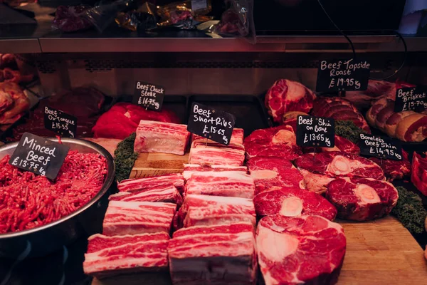Varietà Carne Prodotti Base Carne Vendita Una Bancarella Mercato Alimentare — Foto Stock