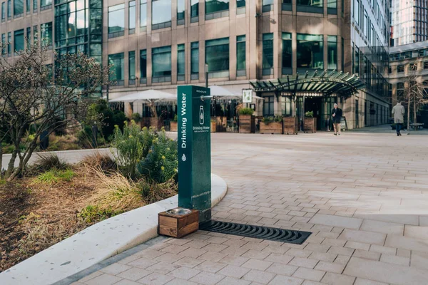 ロンドン イギリス 2023年2月2日 ブロードゲート交流広場の水補充所は この地域で働く人々の感情的および物理的な幸福を高めることを目的としたブロードゲートの緑の空間です — ストック写真