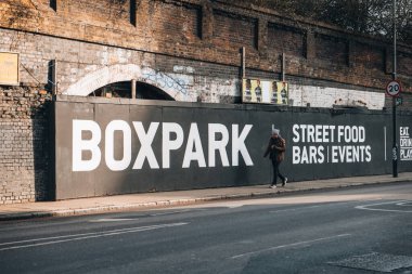 Londra, İngiltere - 09 Şubat 2023: Bağımsız moda, yaşam tarzı mağazaları ve kafeler için bir nakliye merkezi olan Boxpark Shoreditch için imza günü.