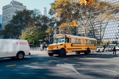 New York, ABD - 22 Kasım 2022: Sarı okul otobüsü Manhattan, New York 'ta bir yolda. New York şehri öğrencilere okula gidiş-dönüş için ücretsiz ulaşım sağlar..