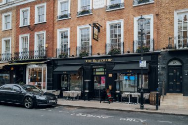 Londra, İngiltere - 21 Şubat 2023: The Beauchamp restoranı, Kensington ve Chelsea 'deki bar ve barın dışı, Batı Londra' nın ünlülerin tercih ettiği zengin bir bölge..